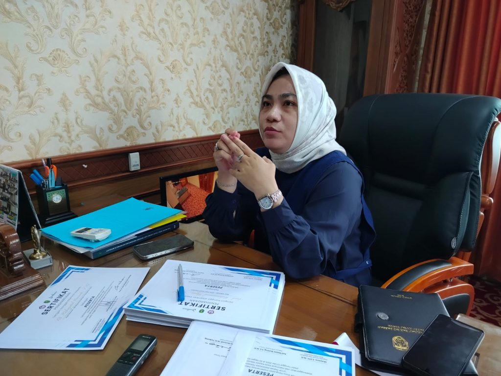 PDAM Investasi Air Dalam Kemasan, Asti Mazar: Prioritaskan Layanan Dasar Asti Mazar, Wakil Ketua I DPRD Kutim saat ditemui diruang kerjanya, Selasa (4/6/2024)