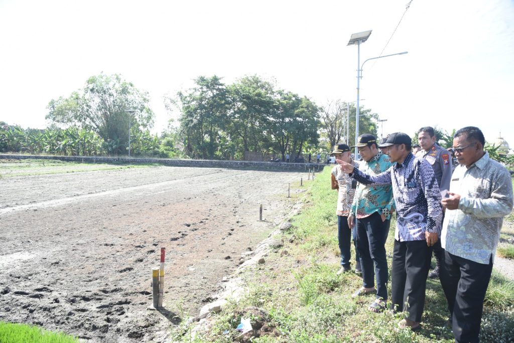 120 Hektar Lahan Pertanian Desa Kupang Sidoarjo Kering Parah, Ini Respon Pemkab Subandi, Plt. Bupati Sidoarjo melakukan sidak di Desa Kupang, Jabon, Sidoarjo, Selasa (4/6/2024) (Yunda/Gonews.id)