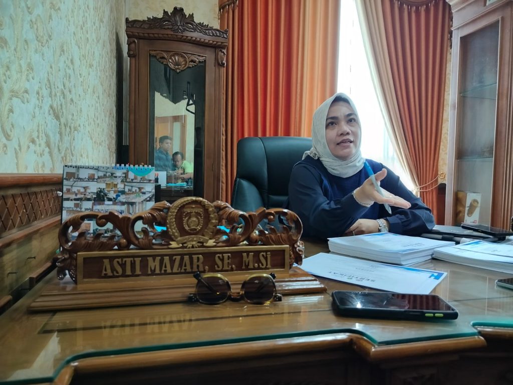 Asti Mazar, Bendara DPD II Golkar Kutim saat wawancarai di ruang kerjanya, Selasa (4/5/2024) (Ahmad/GOnews.id)