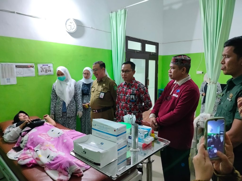 Asisten Pemkesra Poniso Suryo Renggono, Sekretaris Perwakilan BKKBN Provinsi Kalimantan Timur Al Khafid Hidayat, dan Kadis DP2KB Achmad Junaidi saat meninjau layanan KB di Puskemas Sangatta Selatan, Selasa (4/6/2024) (Ahmad/GOnews.id)