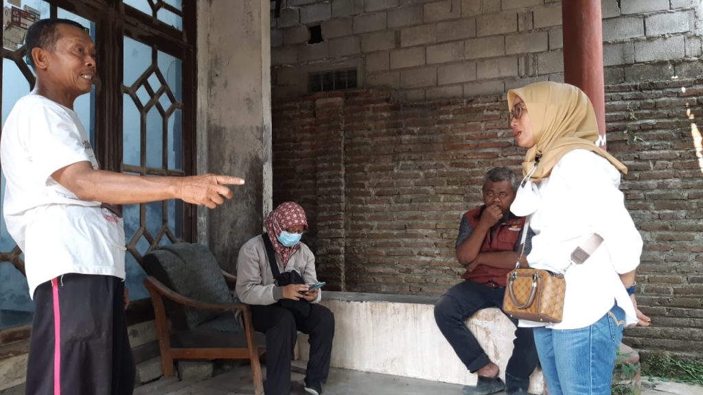 Pihak Dinsos Jombang saat Mengunjungi Rumah Choirul Abidin di Dusun Tanjunganom Desa Bulurejo Diwek Jombang, Rabu (5/6/2024) (Anggit/Gonews.id)