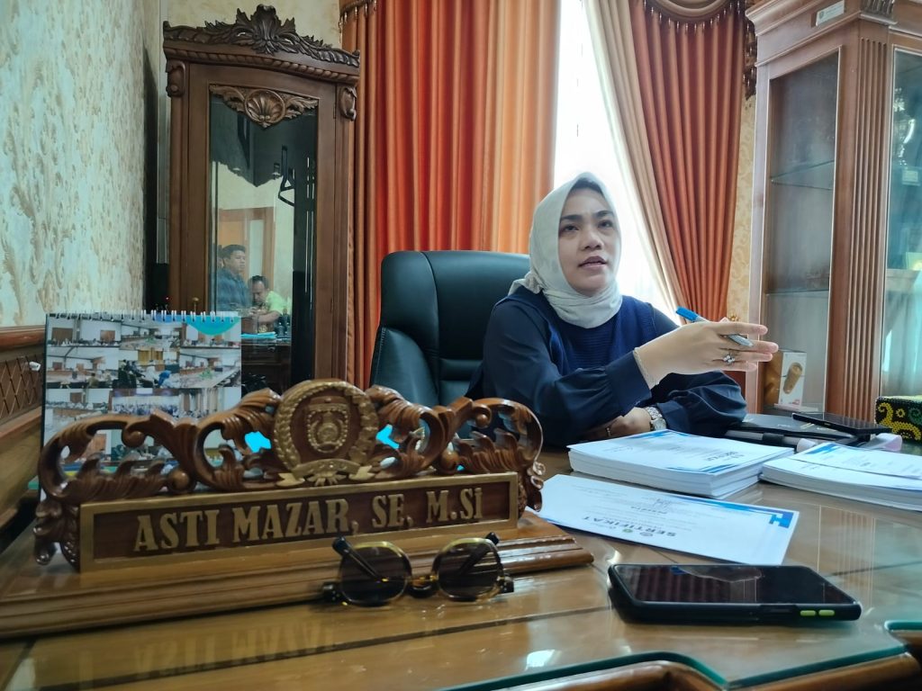 Asti Mazar Soroti Lambatnya Progres Pekerjaan Dinas-Dinas Asti Mazar, Wakil Ketua I DPRD Kutim saat ditemui diruang kerjanya, Selasa (4/6/2024)