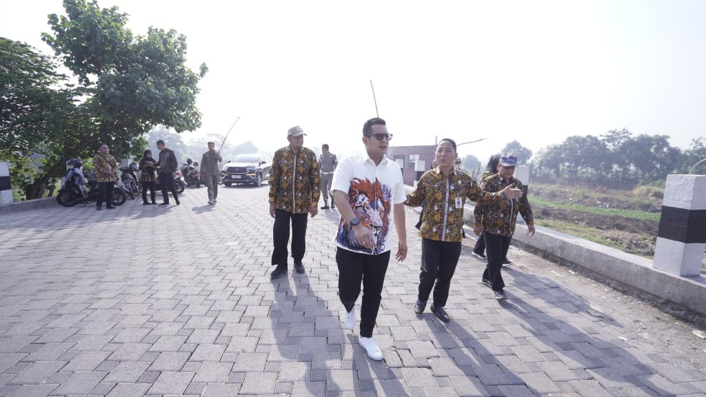 Pj Walikota saat meninjau ruas jalan Balongcangkring-Rejoto sepanjang sepanjang 1,7 KM akan dinamakan Jl. Ir. Sukarno