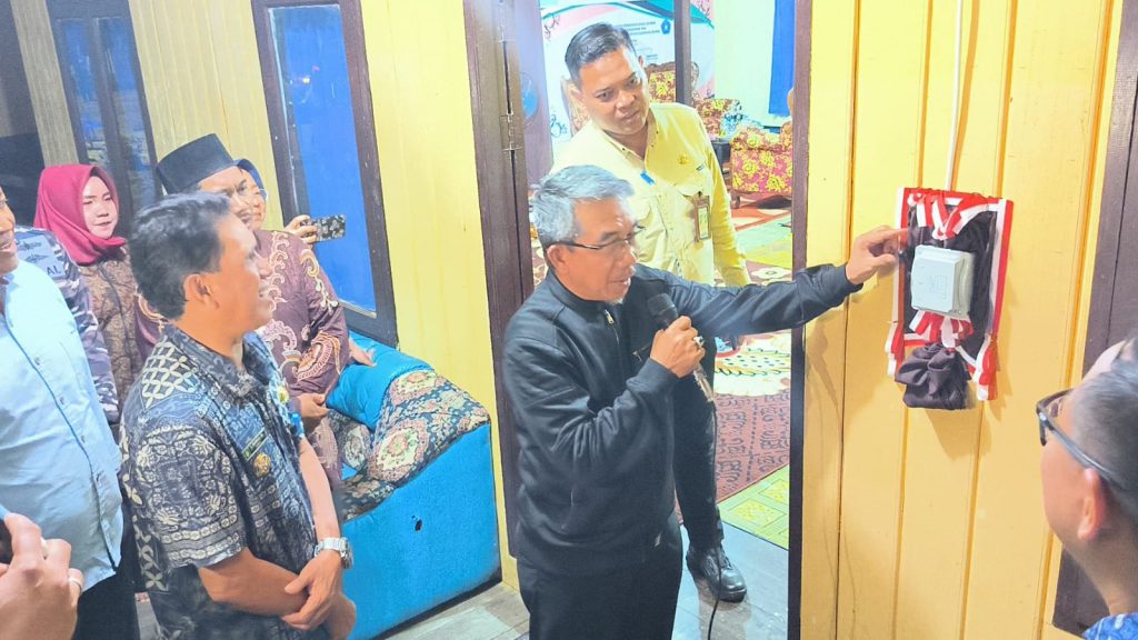 Ardiansyah Sulaiman Terangi Kutim, 76,60 Persen Desa Kini Menikmati Listrik PLN Salah satu momen Bupati Kutim H Ardiansyah Sulaiman saat meresmikan penyalaan listrik 24 jam di Desa Kolek, Sangkukirang