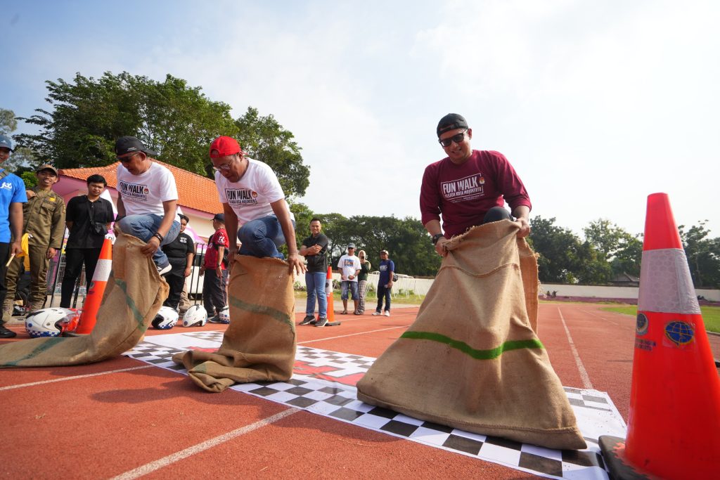 Ali Kuncoro Pj Wali Kota Mojokerto Meriahkan Lomba Kampung dalam rangkaian HUT Kota Mojokerto ke-106 di Gelora A. Yani, Magersari, Minggu (9/6/2024).