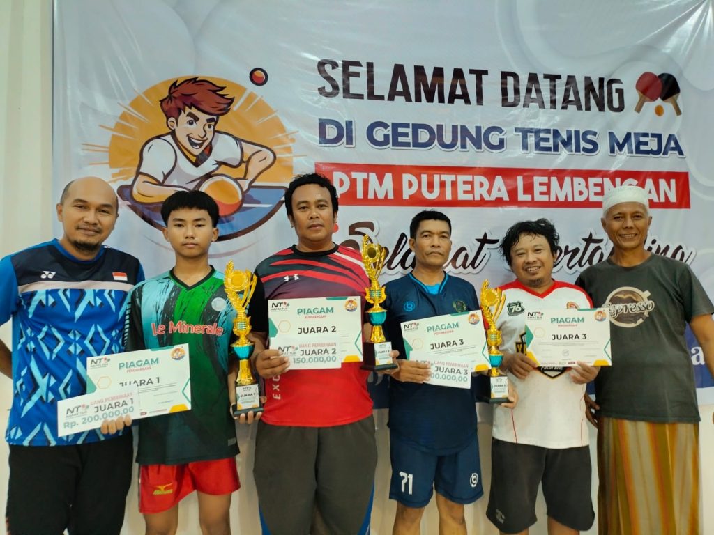 Laga Seru Steven Dean Pratama dan Roni di PTM Nafas Tua: Pertarungan Kelas Dewa Para Juara menjadapakkan Piagam persatuan tenis meja ( PTM) Nafas Tua di Gedung Putera Lembengan, Ledokombo, Jember, Jawa Timur, Minggu (09/06/2024) (istimewa).