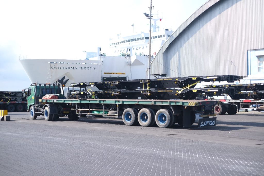 PT INKA Kirim Lagi 96 Gerbong Tipe CFT Wagon ke Selandia Baru Pengiriman gerbong tipe CPT Wagon hasil produksi PT INKA ke Selandia Baru melalui Terminal Jamrud Nilam Mirah, Pelabuhan Tanjung Perak, Surabaya. Pengiriman dilakukan dengan kapal kargo, Senin (10/6/2024). Foto: PT INKA