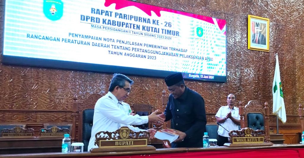 Bupati Kutai Timur Ardiansyah Sulaiman menyampaikan Nota Penjelasan Raperda Pertanggungjawaban Pelaksanaan APBD 2023 kepada Wakil Ketua DPRD Kutim Arfan di Gedung DPRD Kutim, Rabu (12/6/2023) (Ahmad/GOnews.id)