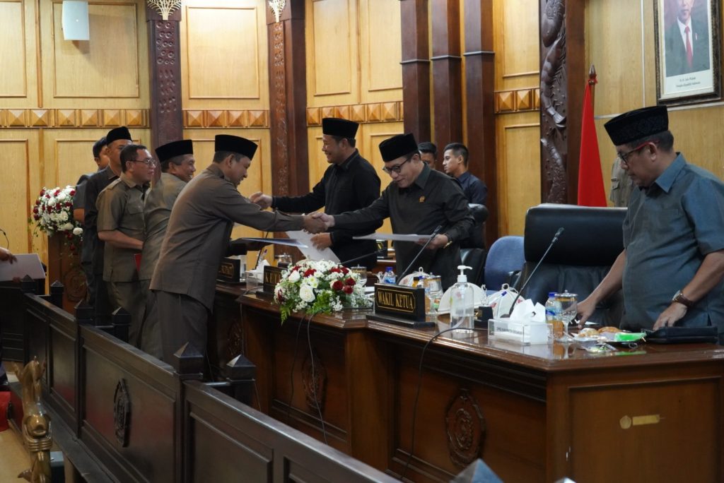 Deni Harianto, Ketua PKS Sidoarjo saat menyampaikan pandangan umum fraksi di Gedung DPRD Sidoarjo, Rabu (12/6/2024) (Yunda/GOnews.id)