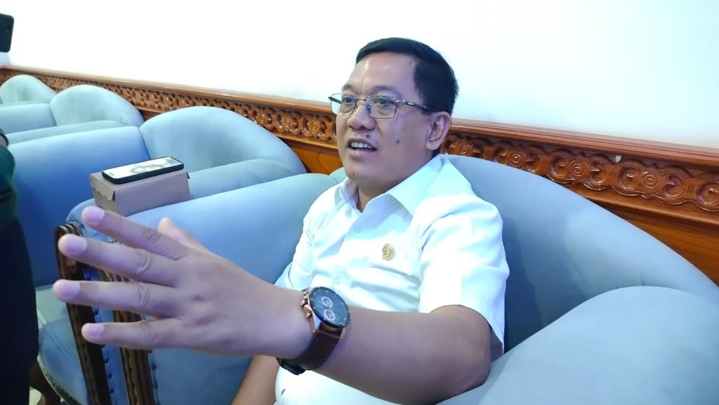 David Rante, Anggota DPRD Kutim saat diwawancarai di Gedung DPRD Kutim, Rabu (12/6/2024) (Ahmad/GOnews.id)