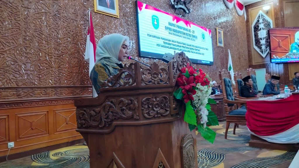 Fitriani, Anggota Fraksi PPP saat membacakan Pandangan Umum Fraksi di Gedung DPRD Kutim, Kamis (13/6/2024) (Ahmad/GOnews.id)