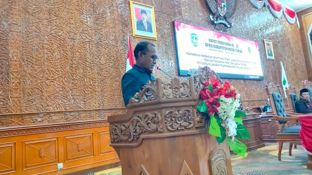 Ubaldus Badu, Anggota Fraksi Nasdem menyampaikan pandangan umum fraksi dalam sidang paripurna ke -27 di gedung DPRD Kutim, Kamis (13/6/2024) (Ahmad/GOnews.id)