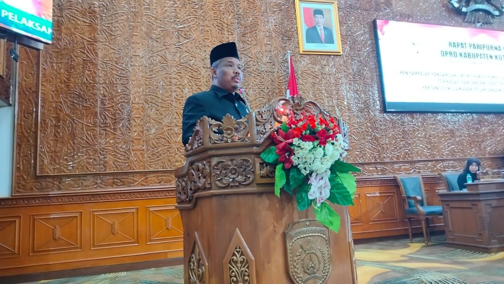 Sobirin Bagus, Anggota Fraksi Kebangkitan Indonesia Raya saat menyampaikan pandangan umum fraksi dalam sidang paripurna ke -27 di gedung DPRD Kutim, Kamis (13/6/2024) (Ahmad/GOnews.id)