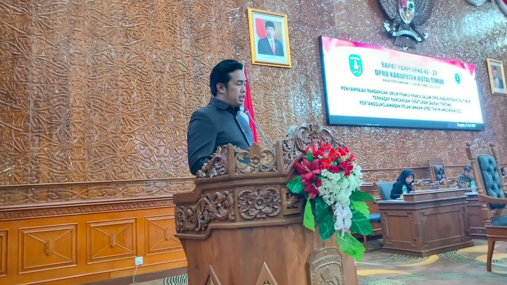 Sekretaris Fraksi GOlkar DPRD Kutim Maswar saat menyampaikan pandangan umum Fraksi Golkar terhadap Raperda pertanggungjawaban APBD 2023 di Gedung DPRD Kutim, Kamis (13/6/2024).