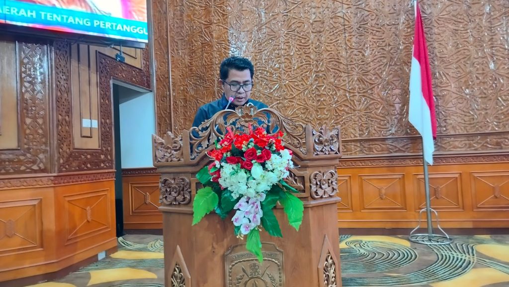 Muhammad Amin, Anggota Fraksi GOlkar DPRD Kutim saat menyampaikan pandangan umum Fraksi Golkar terhadap Raperda pertanggungjawaban APBD 2023 di Gedung DPRD Kutim, Kamis (13/6/2024) (GOnews.id)