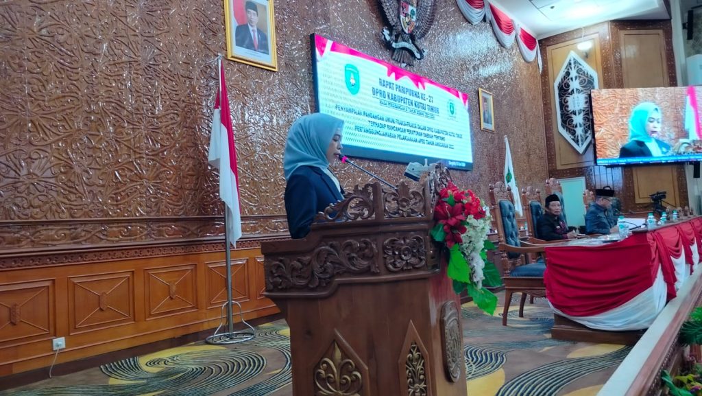 Mulyana, Anggota Fraksi AKB saat menyampaikan pandangan umum fraksi dalam sidang paripurna ke -27 di gedung DPRD Kutim, Kamis (13/6/2024) (Ahmad/GOnews.id)