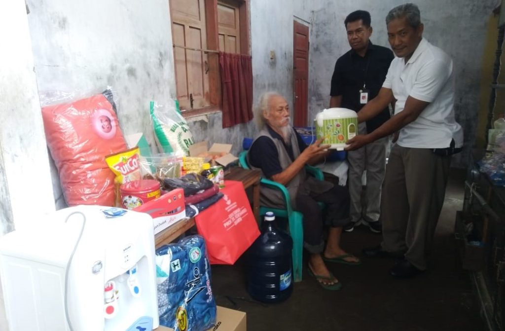 Dinas Sosial (Dinsos) Kabupaten Jombang memberikan bantuan kepada Choirul Ali Abidin warga Dusun Tanjunganom, Bulurejo, Diwek, Jombang, Jumat (14/6/2024) (Anggit/GOnews.id)