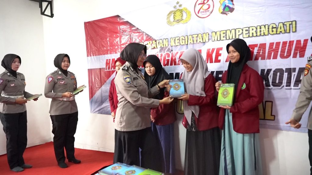 Polresta Mojokerto Bagikan 40 Al-Quran ke PP Manarul Huda Polresta Mojokerto membagikan 40 kitab suci Al-Quran di Pondok Pesantren Manarul Huda, Kelurahan Miji, Kranggan, Kota Mojokerto, Jumat (14/06/2024) (Humas/Polresta Mojokerto).