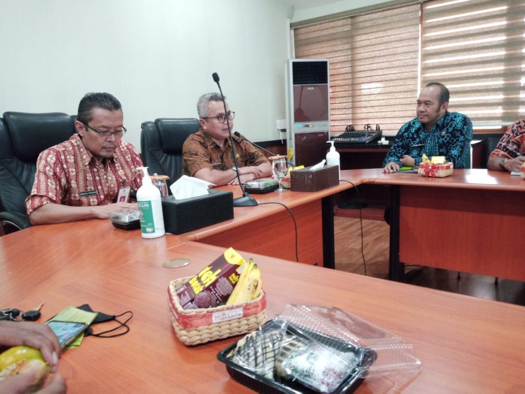 Pemkab Mojokerto memberikan keterangan kepada awak media di ruang rapat Asisten pemkab Mojokerto, Jumat (14/6/2024) (Nafi'/GOnews.id)