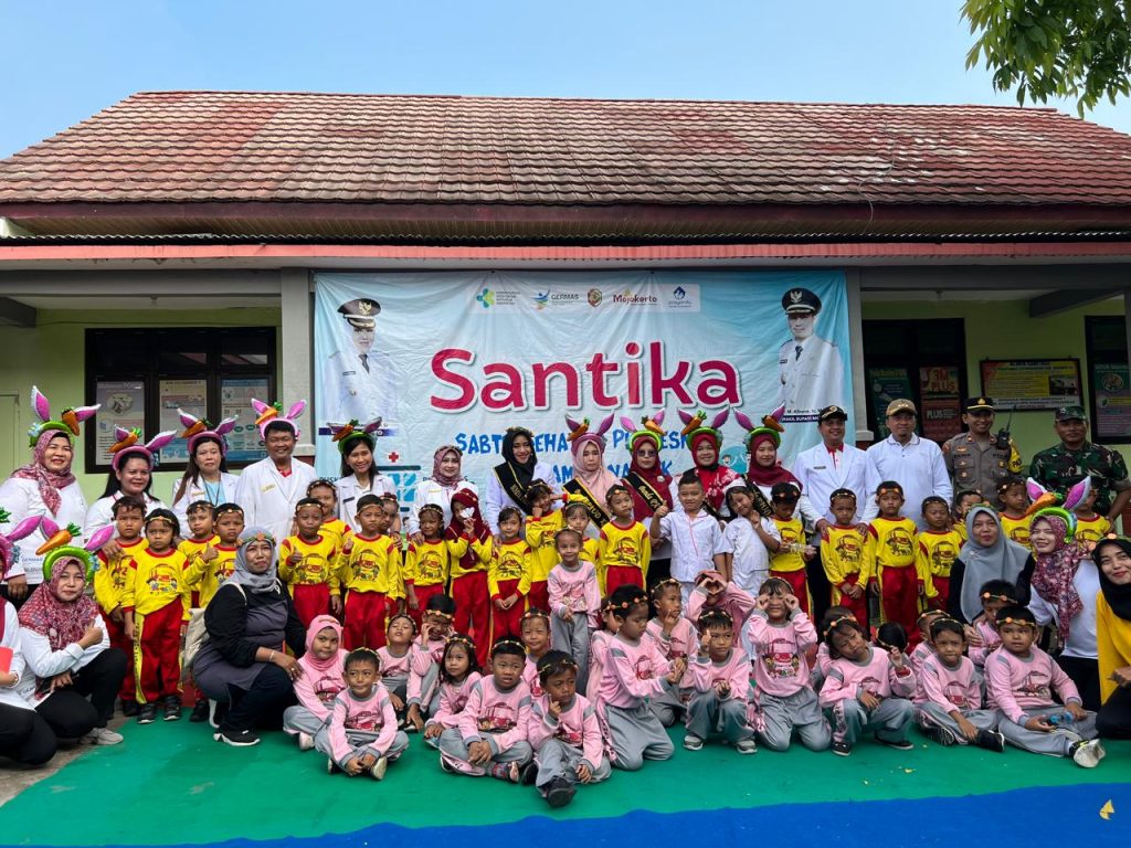 Program SANTIKA, Edukasi Sejak Dini untuk Hidup Sehat Ikfina Fahmawati, Bupati Mojokerto saat menghadiri kegiatan "Sabtu Sehat Bersama Anak TK" (SANTIKA) di UPTD Puskesmas Lespadangan, Sabtu (15/6/2024) (Nafi/Gonews.id)