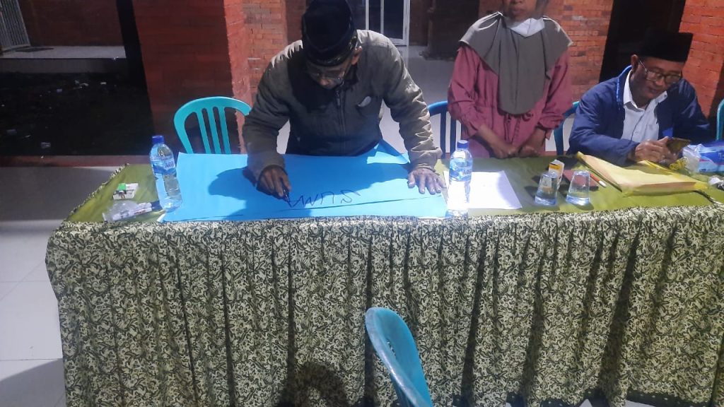 Beredat foto diduga Sekdes Bleberan, Jatirejo, Mojokerto, berinisal S melakukan fitnah dan provoksi terhadap Ketua Srikandi Sumartik