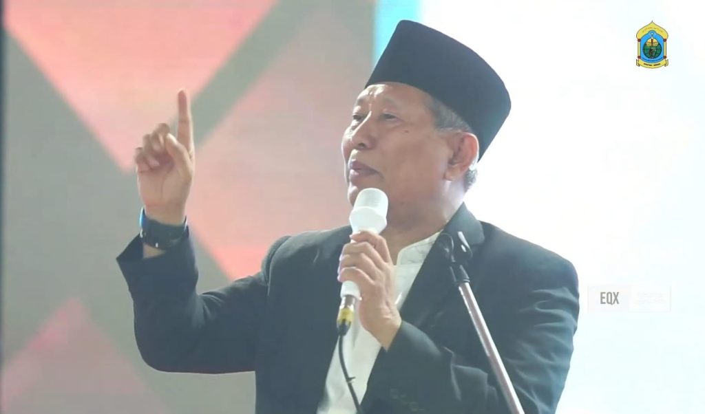 Dr. KH. Musta’in Syafi’I pakar tafsir kontemporer dari Tebuireng, Saat menyampaikan orasi ilmiahnya di Wisuda Akbar Ponpes Ushulul Hikmah Al-Ibrohimi Manyar, Gresik.