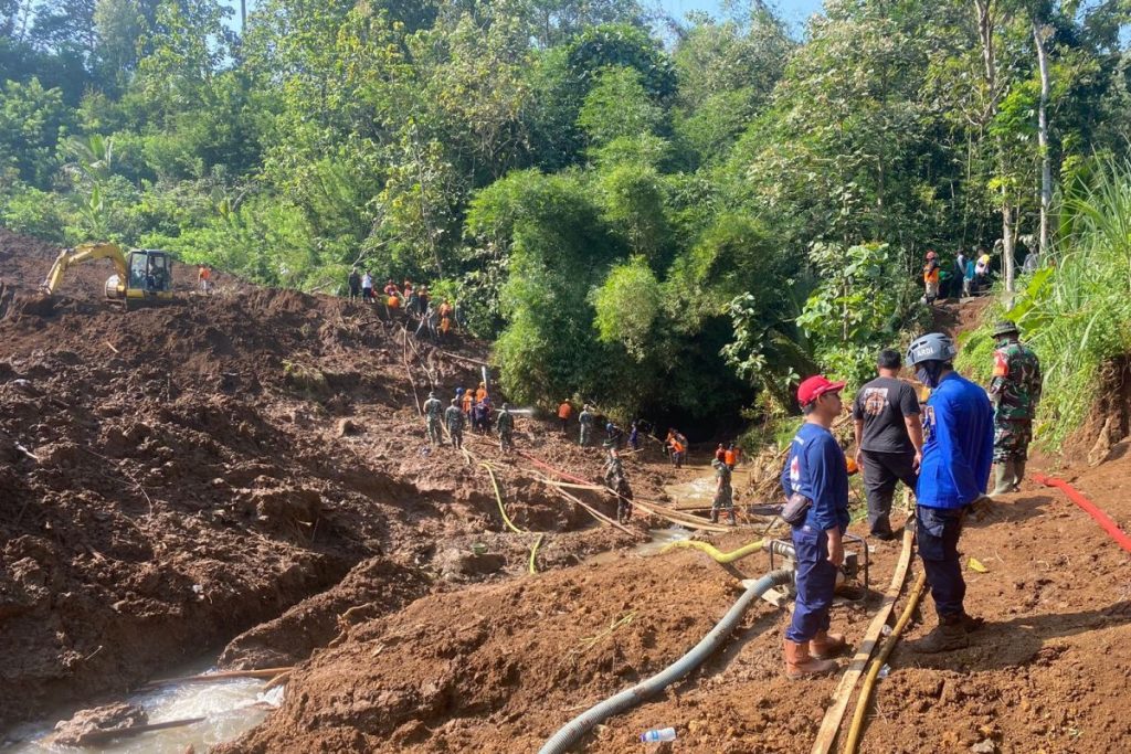 Pencarian korban longsor di Blitar.