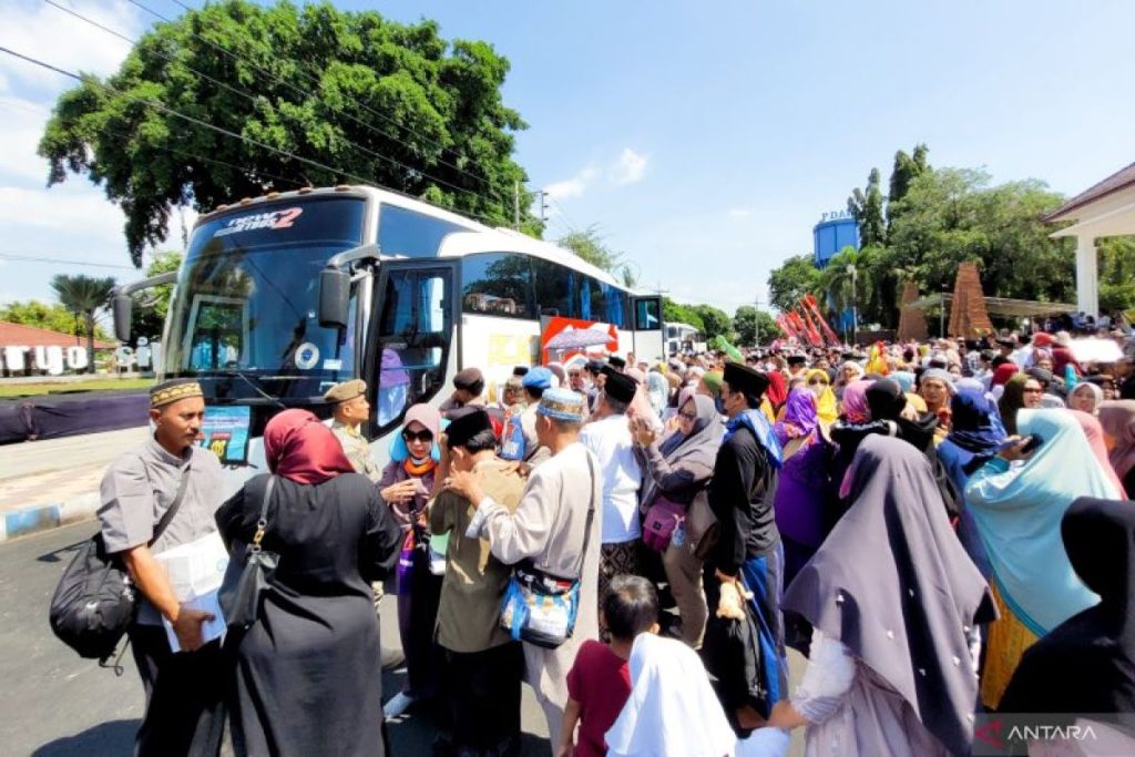 Bupati Situbondo Sambut Kedatangan Jamaah Haji dan Ajak Berikan Masukan Pelayanan Jamaah haji Situbondo sudah datang