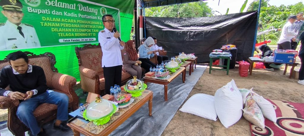 Ardiansyah Gratiskan Seragam dan Buku