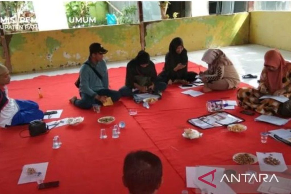 Coklit Data Pemilih Pilkada 2024 di Pamekasan Capai 87 Persen tim coklit sedang bekerja.