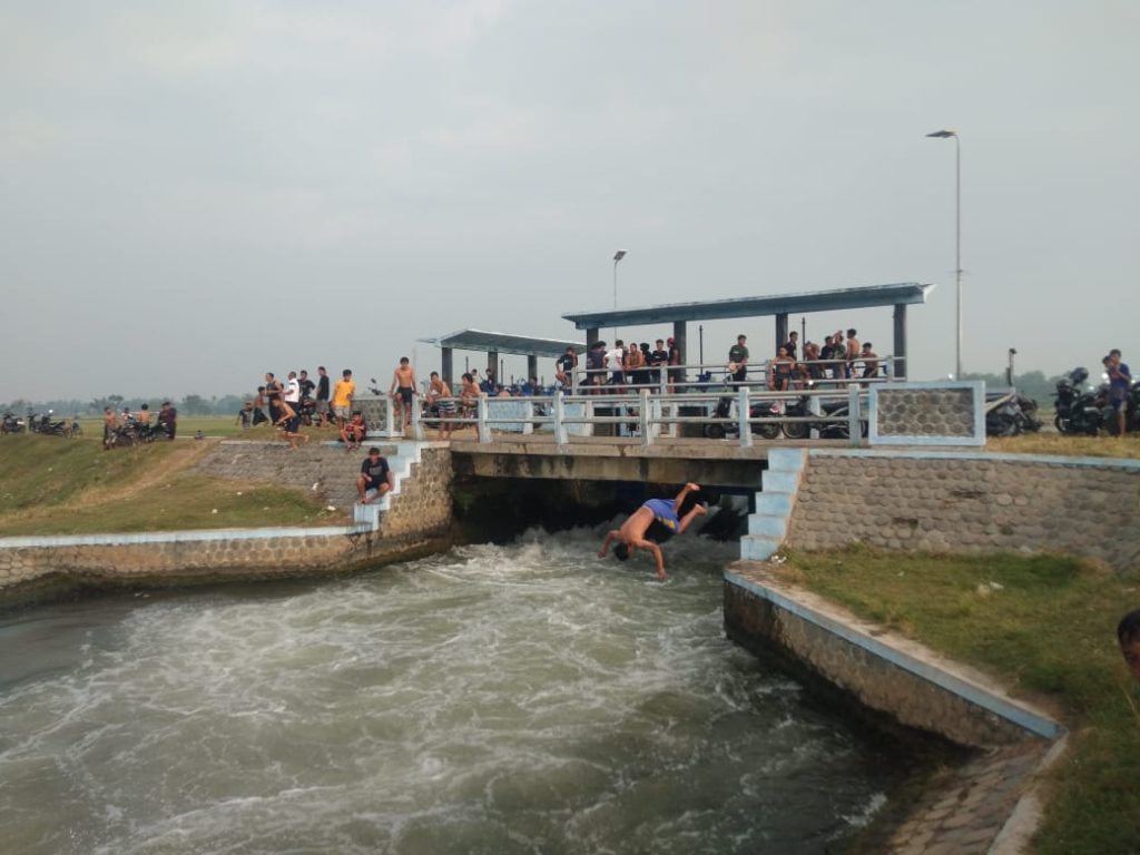 FOTO : Aliran Sungai yang Bersih di Dam Sky Perak Jadi Tempat Berenang Puluhan Anak-anak Setiap Sore. (Anggit Pujie Widodo)