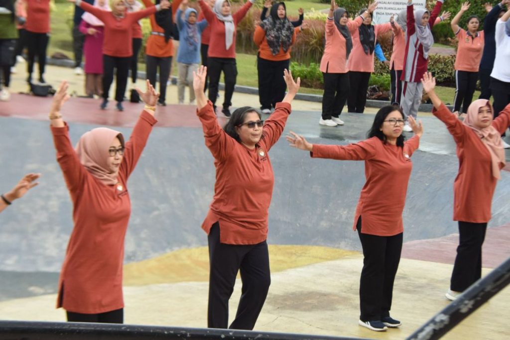 Pj Wali Kota Kediri Ingatkan Olahraga untuk Cegah Osteoporosis Zanariah senam bersama Ibu-bu