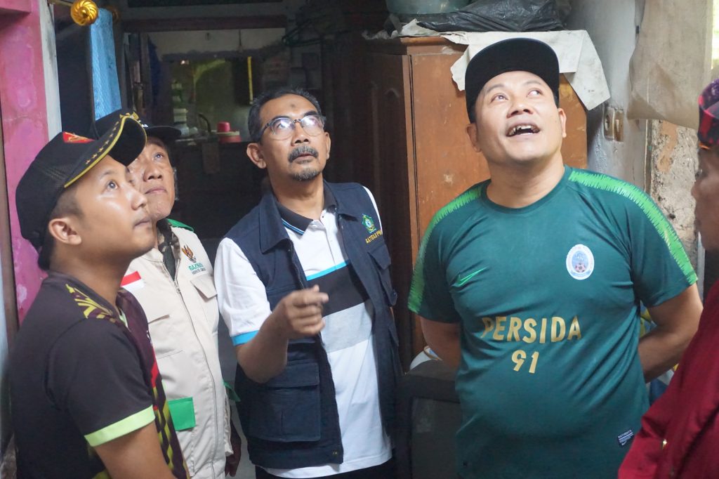 Subandi Bersama Baznas Perbaikan Empat Rumah Warga di Gedangan dan Buduran Plh Bupati Sidoarjo Subandi
