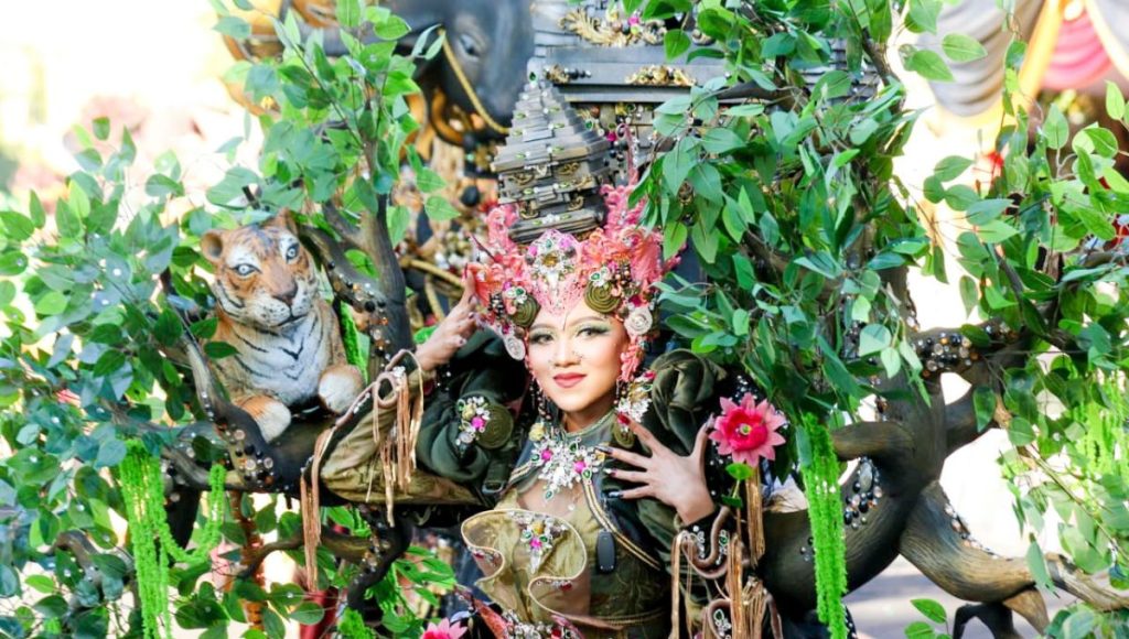 Fesyen di Banyuwangi Ethno Carnival