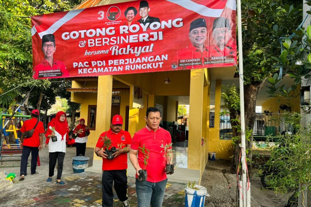 Kader PDI Perjuangan Surabaya Gelar Kerja Bakti Sambut HUT RI ke-79 Gotong Royong kader PDIP Surabaya