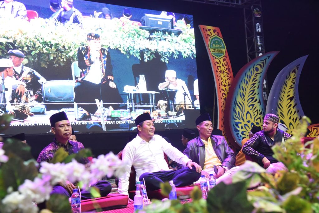 Ruwat Desa Trompoasri: Abah Kirun dan Abah Bandi Doakan Perangkat dan Masyarakat Dapat Keberkahan Ruwat Desa Trompoasri: Abah Kirun dan Abah Bandi Doakan Perangkat dan Masyarakat Dapat Keberkahan