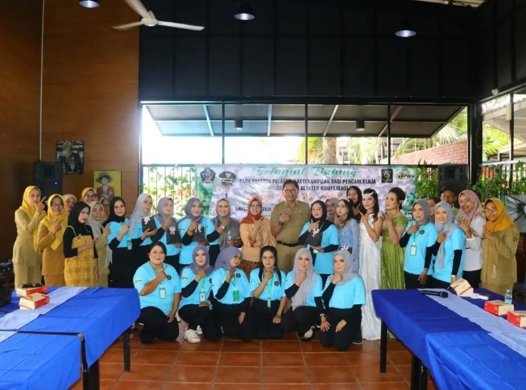 Mak Rini: Keterampilan Merias Bisa Jadi Sumber Pendapatan di Era Globalisasi Suasana Pendidikan dan Pelatihan Keterampilan Make Up Artist di Blitar Park, Senin (22/7/2024).