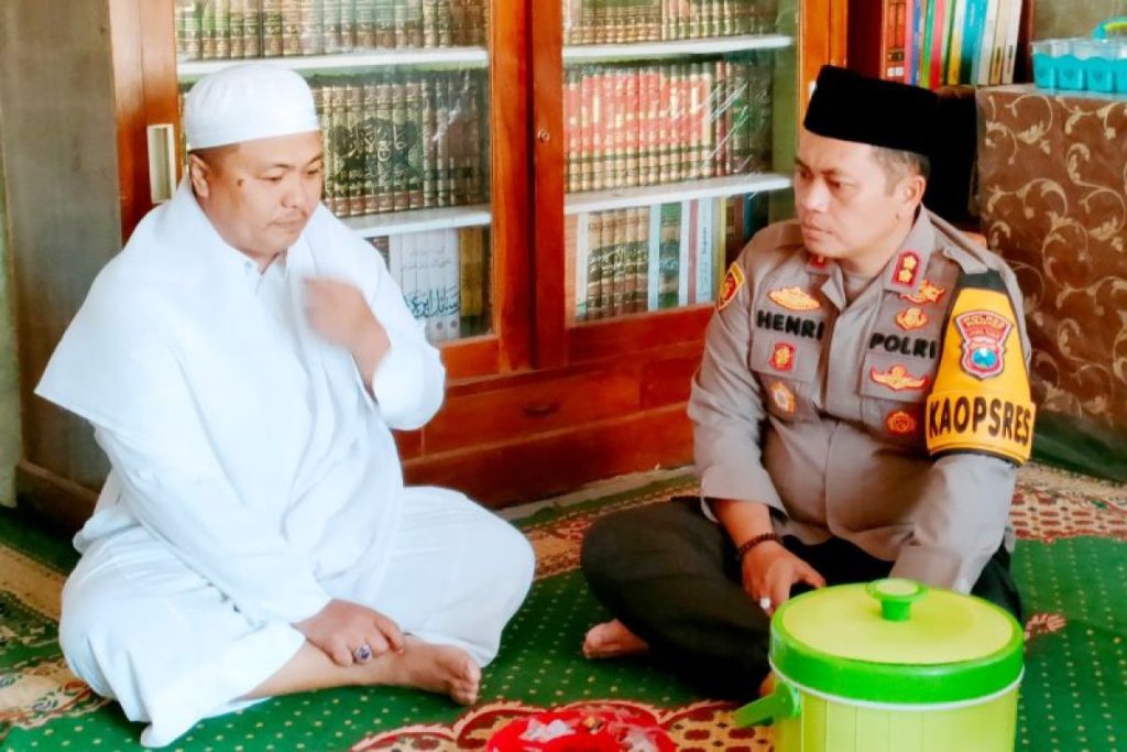 Henri Ka Polres Sumenep mengunjungi Ketua FKUB setempat KH Qusyairi Zaini di kediamannya di Desa Gaddu Barat, Kecamatan Ganding.