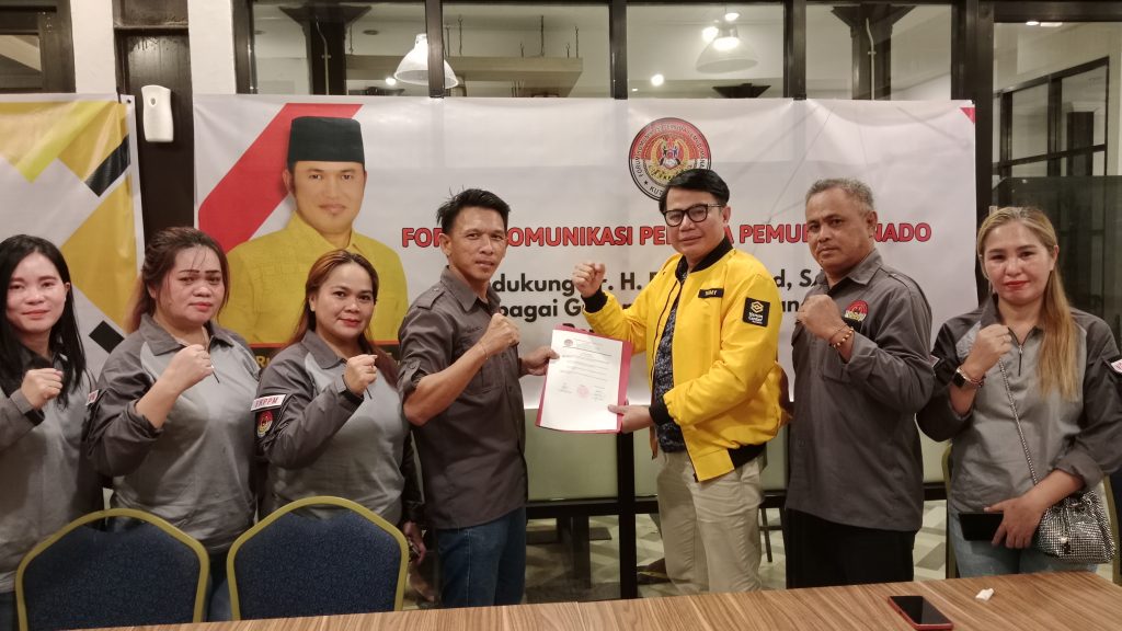 Tommy Pusriadi saat menerima dukungan untuk Rudy Mas'ud (Harum) dari Ketua FKPPM Kutim, Rivaldo Lapasiangmaju di Ocean Sangatta, Rabu (10/7/2024) (Ahmad/GOnews.id)