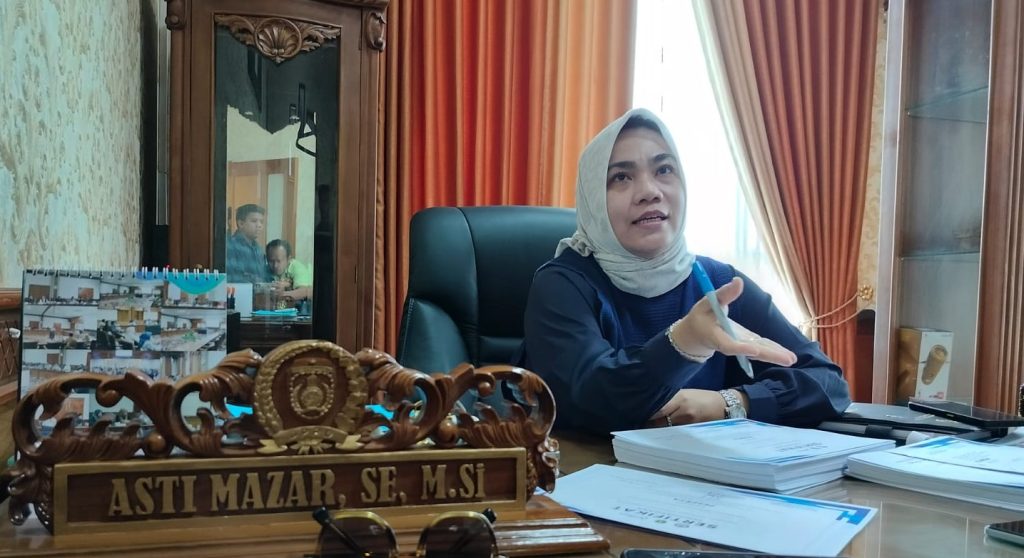 Asti Mazar, Bendara DPD II Golkar Kutim saat wawancarai di ruang kerjanya, Selasa (4/6/2024) (Ahmad/GOnews.id)