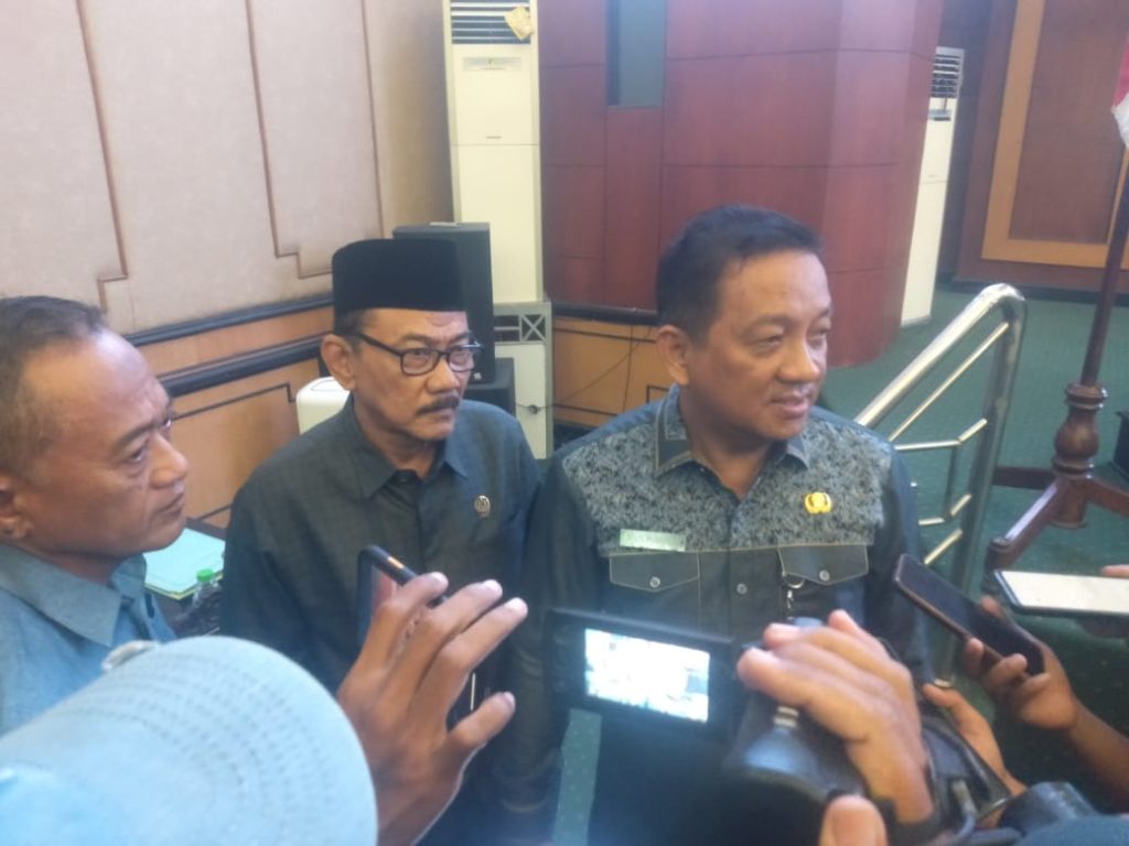Ketua DPRD Jombang Mas'ud Zuremi Bersama Sekdakab Jombang Agus Purnomo saat Diwawancarai Awak Media. (Anggit)