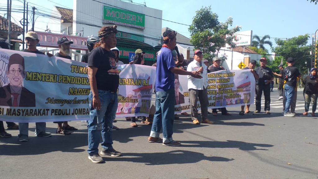 Puluhan Masyarakat Jombang dalam Naungan FRMJ Turun ke Jalan Minta Nadiem Makarim Mundur (Anggit)
