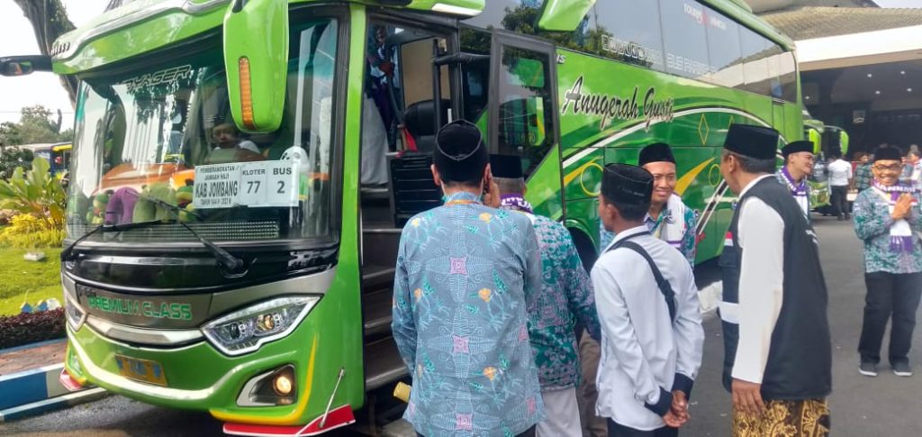 Keberangkatan Jamaah Haji asal Kabupaten Jombang dari Pendopo Kabupaten. (Anggit)