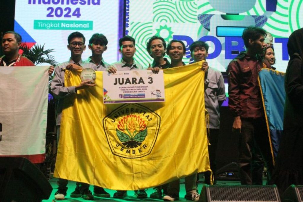 Mahasiswa Unej Sebet Juara 3 Kontes Robot Indonesia Tim Robotik Universitas Jember yang raih Juara 3.