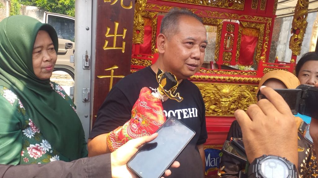 Wayang Potehi, Budaya Tionghoa yang Lantunkan Yalal Wathon di Italia Toni Harsono, Ketua Wayang Potehi Gudo Jombang, Membawa Wayang di Tangan Kanannya saat Diwawancarai Awak Media. (Anggit)