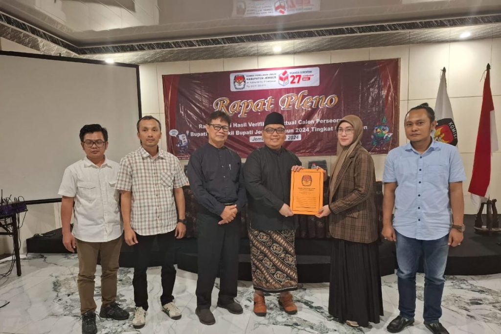 Pasangan Gus Jaddin-Arismaya menyerahkan berkas KPU Jember untuk maju sebagai bakal calon perseorangan dalam pilkada.