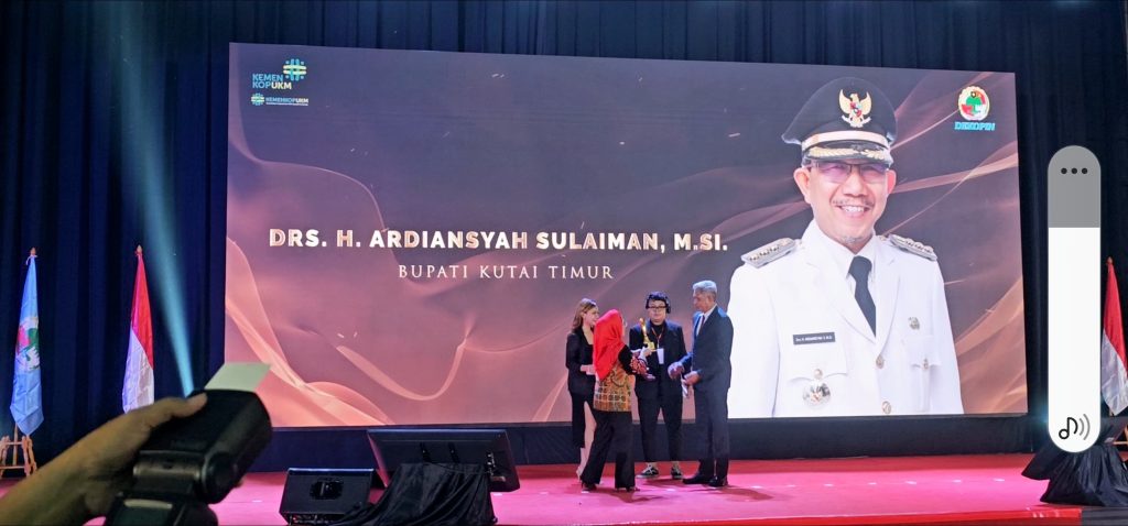 Seskab Kutim Rizali Hadi saat menerima penghargaan yang ditujukan untuk Bupati Kutim di puncak peringatan Harkopnas di Jakarta. (Foto Bahtiar Pro Kutim)