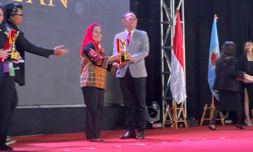 Sekretaris Daerah Kota Mojokerto, Gaguk Tri Prasetyo, yang mewakili Pj Wali Kota menerima penghargaan dari Ketua Umum Dewan Koperasi Indonesia (DEKOPIN), Sri Untari Bisowarno