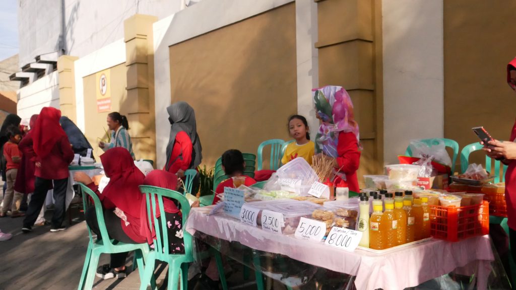Suasana bazar UMKM di Surya Citra Tropodo, Minggu (14/7/2024). 