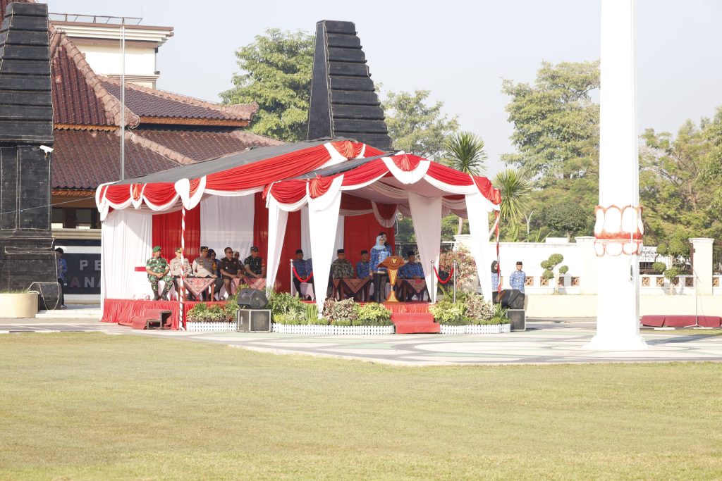 Rini Syarifah Bupati Blitar saat memperingati Hari Koperasi Indonesia ke-77 di Alun-Alun Kanigoro, Rabu (17/7/2024)